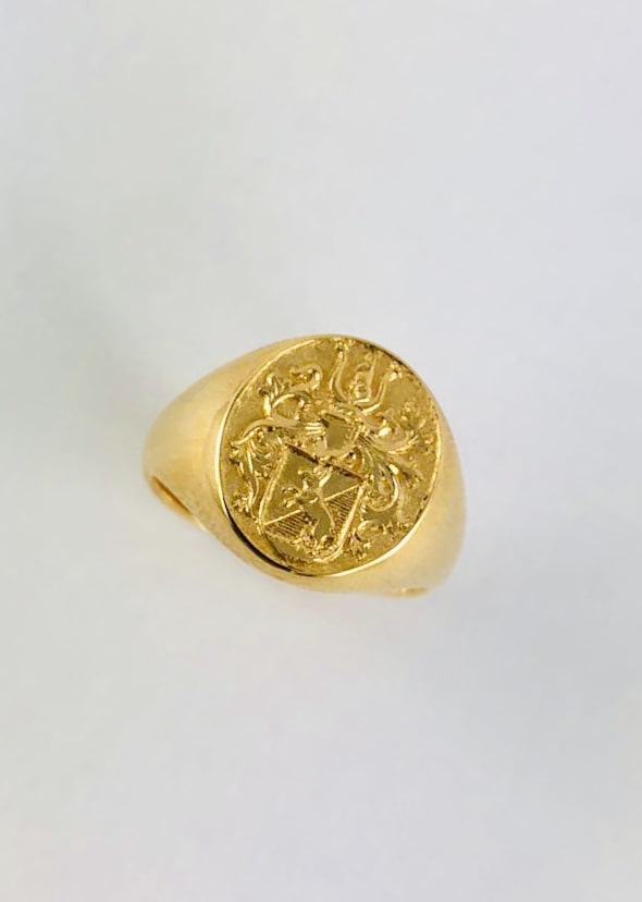 Siegelring in runder Form mit Wappengravur in Gelbgold