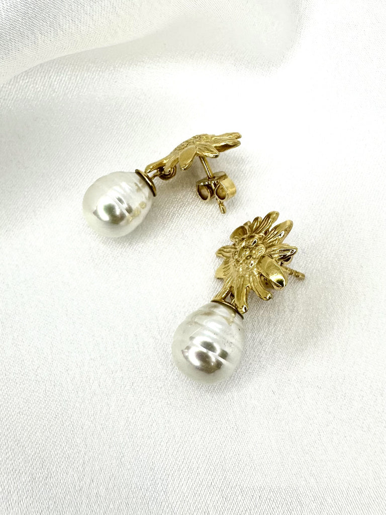 Seitenansicht von Edelweißohrsteckern mit Perle in Silber Gelbgold plattiert